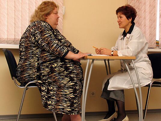 Na consulta de um flebologista, um paciente com varizes causadas pela obesidade