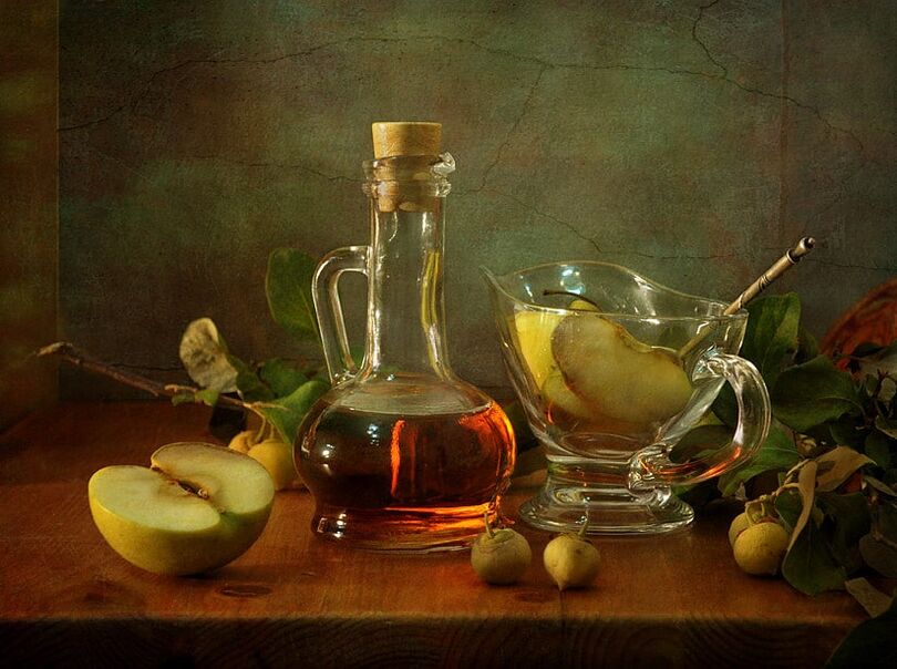 O vinagre de maçã natural irá ajudá-lo a se livrar das veias varicosas nas pernas. 